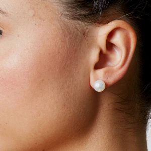 8-9mm-pearl-earrings-on-model