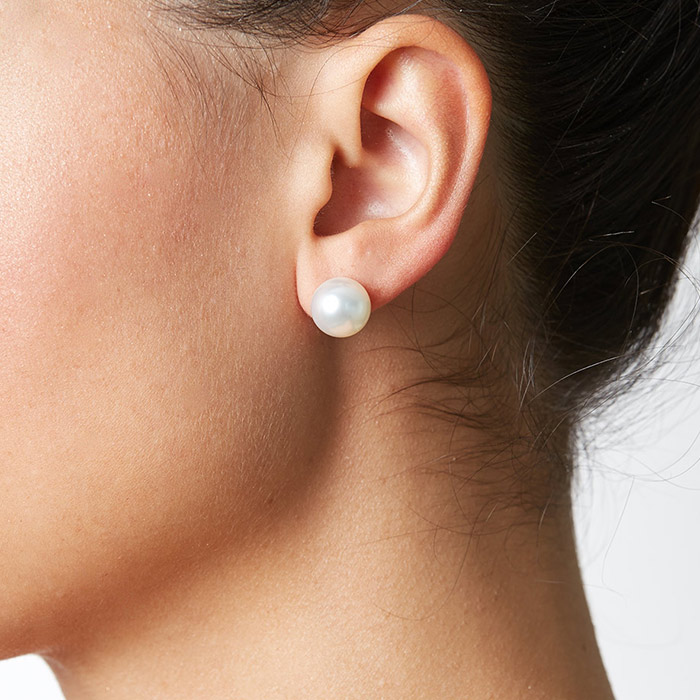10-11mm-pearl-earrings-on-model