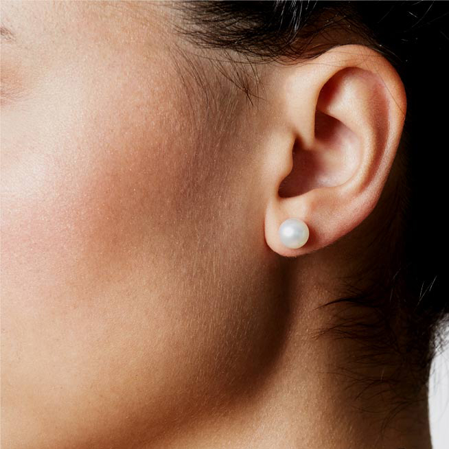 7-8mm-pearl-earrings-on-model