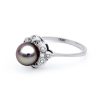 Δαχτυλίδι λευκόχρυσο Κ18 με μαύρο μαργαριτάρι Akoya - W317259B