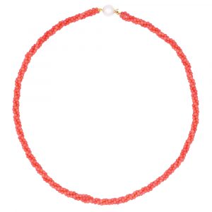 Κολιέ με ανοιχτόχρωμα κοράλλια και κούμπωμα με μαργαριτάρι - M123899C